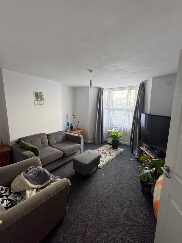 Room Drummond Road in Bristol