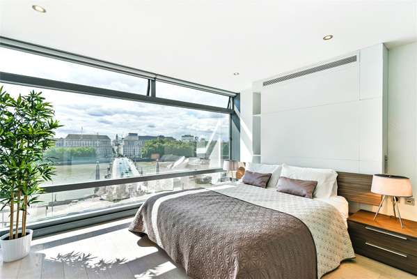 Flat Albert Embankment in Greater London