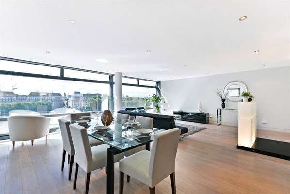 Flat Albert Embankment in Greater London