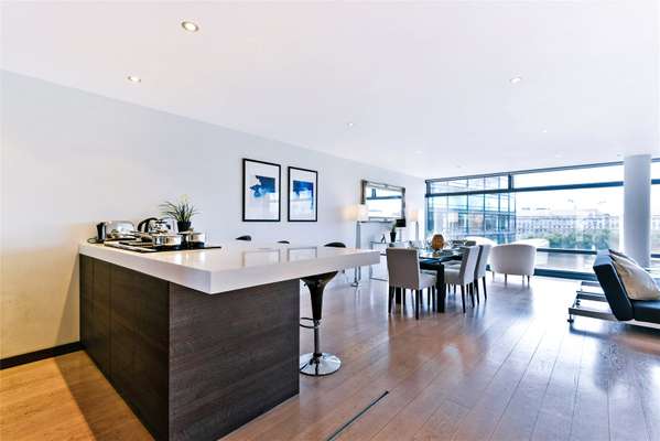 Flat Albert Embankment in Greater London