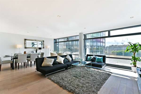 Flat Albert Embankment in Greater London