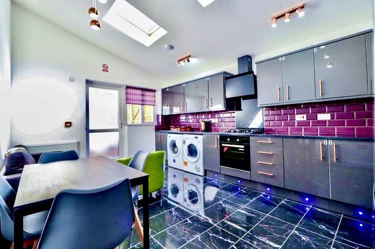 Room Charterhouse Road in Coventry