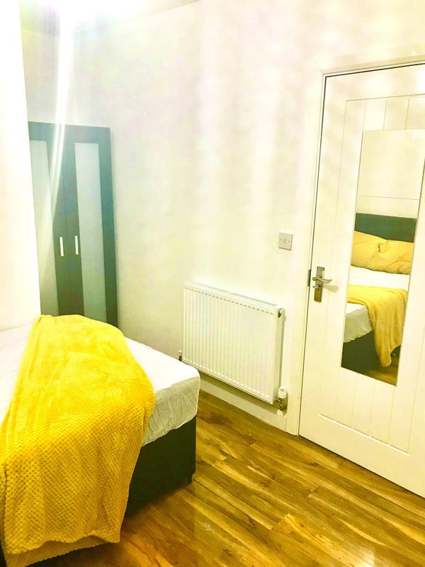 Room Charterhouse Road in Coventry