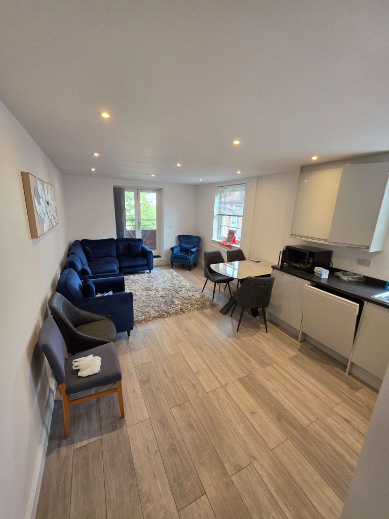 Flat Ferndale Terrace in Greater London