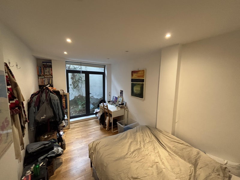 Flat Norcott Road in Greater London