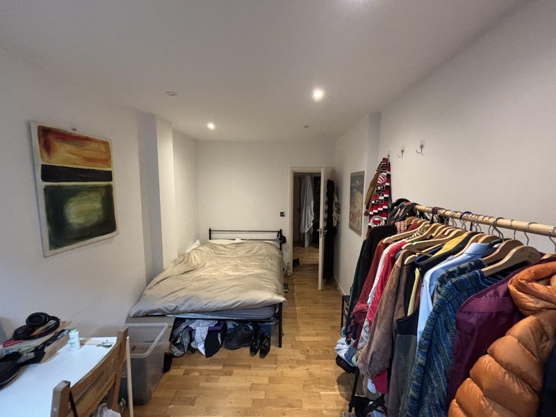 Flat Norcott Road in Greater London