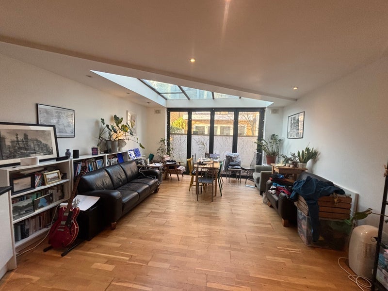 Flat Norcott Road in Greater London