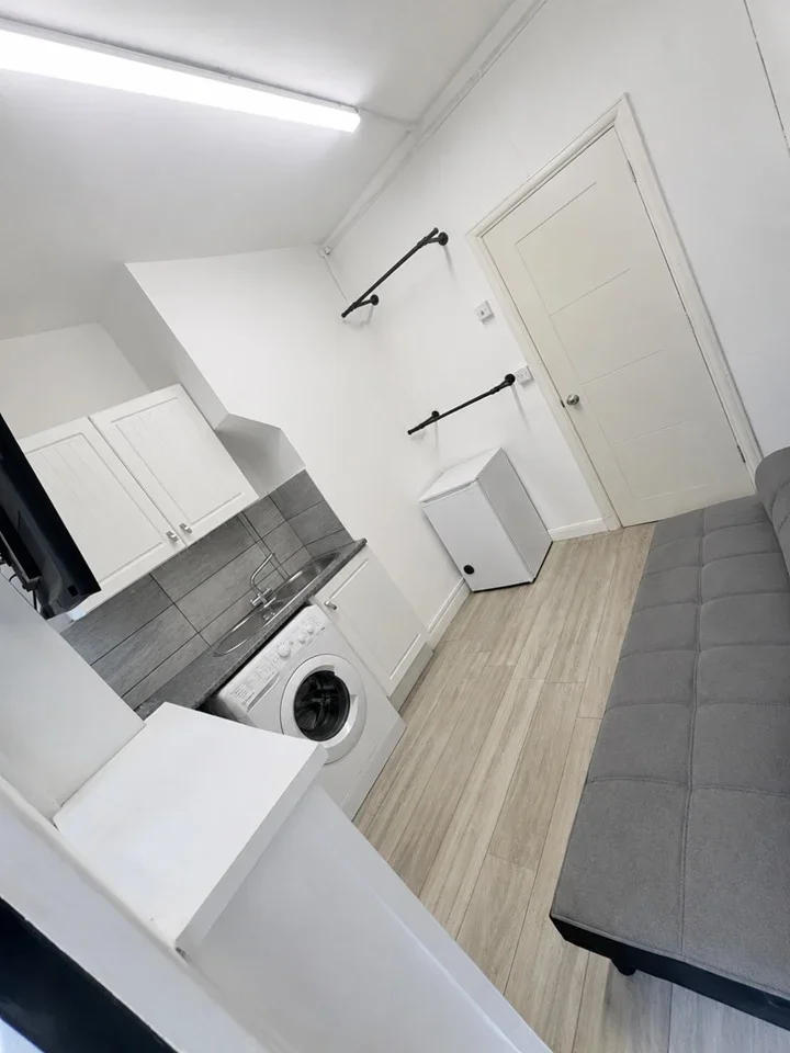 Room Bellegrove Road in Greater London