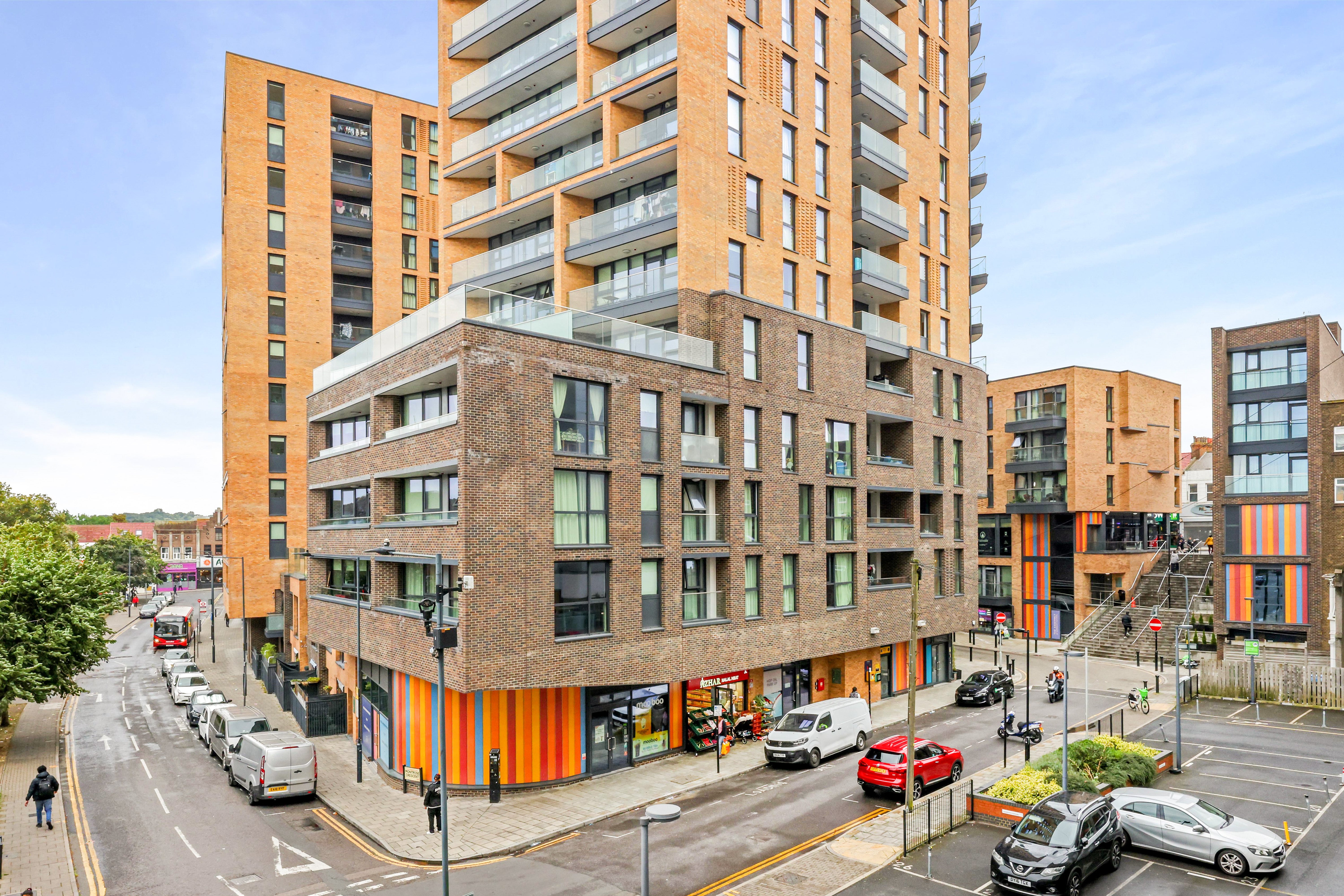 Flat Curtis Lane in Greater London