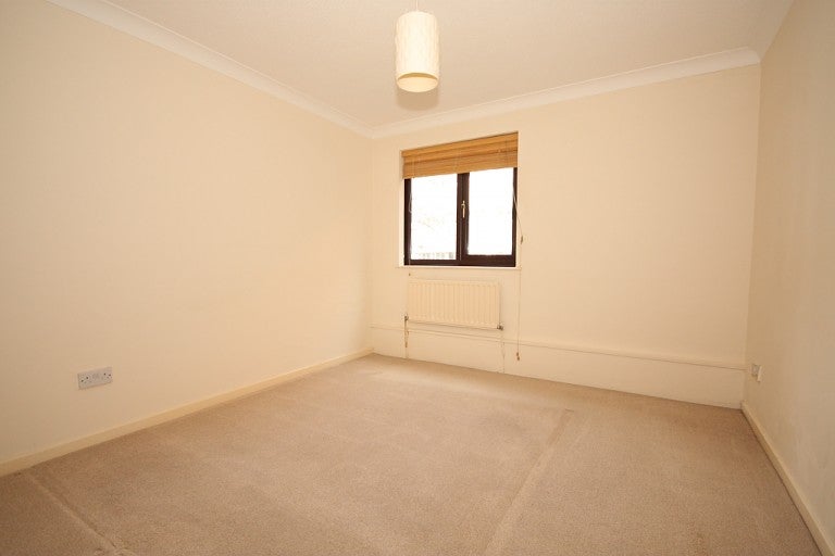 Flat Oriental Road in Woking