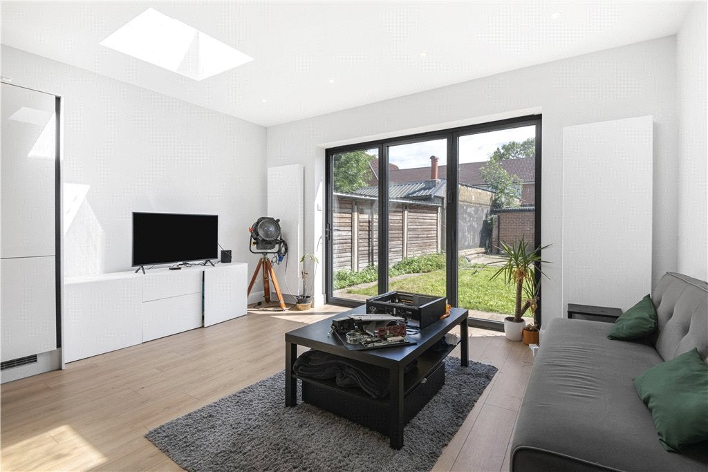 House Homefield Gardens in Greater London