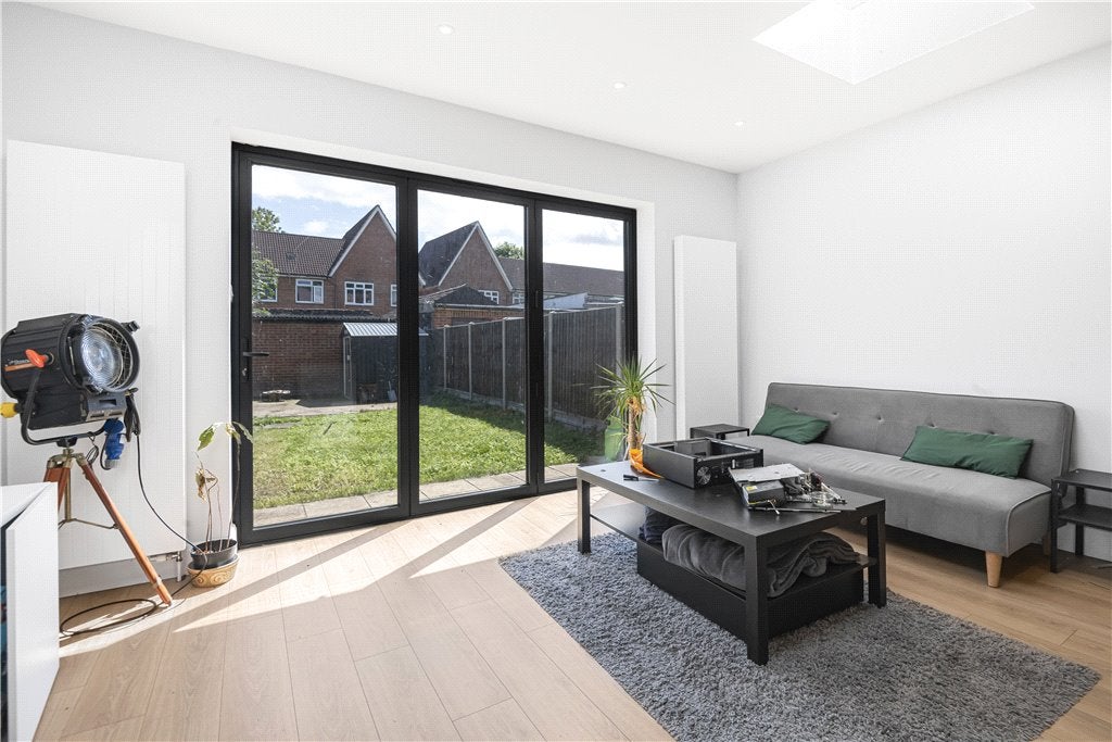 House Homefield Gardens in Greater London