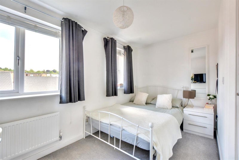 Room Leaning Row in Nottingham