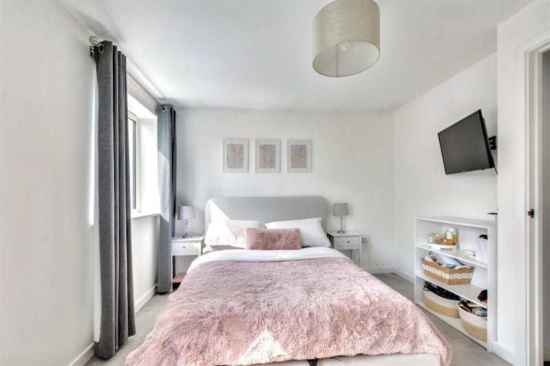 Room Leaning Row in Nottingham