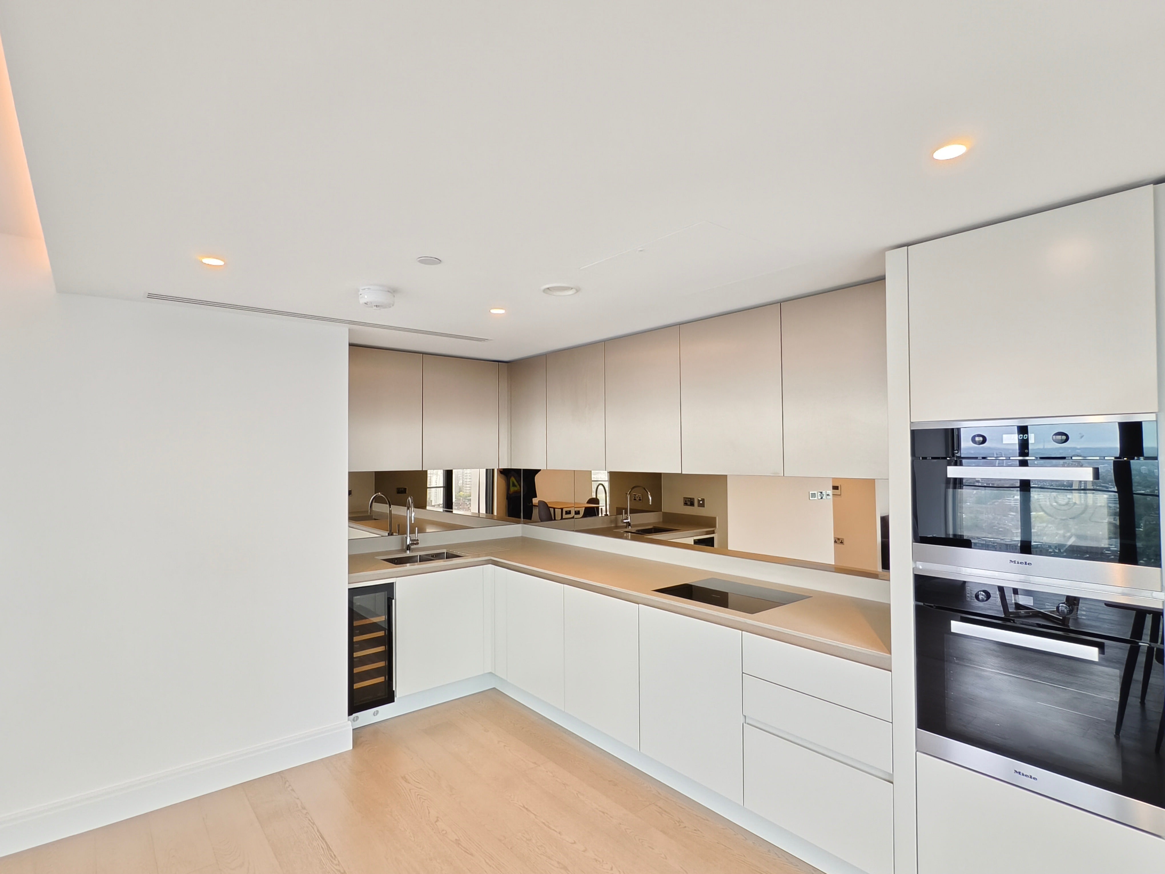 Flat Albert Embankment in Greater London