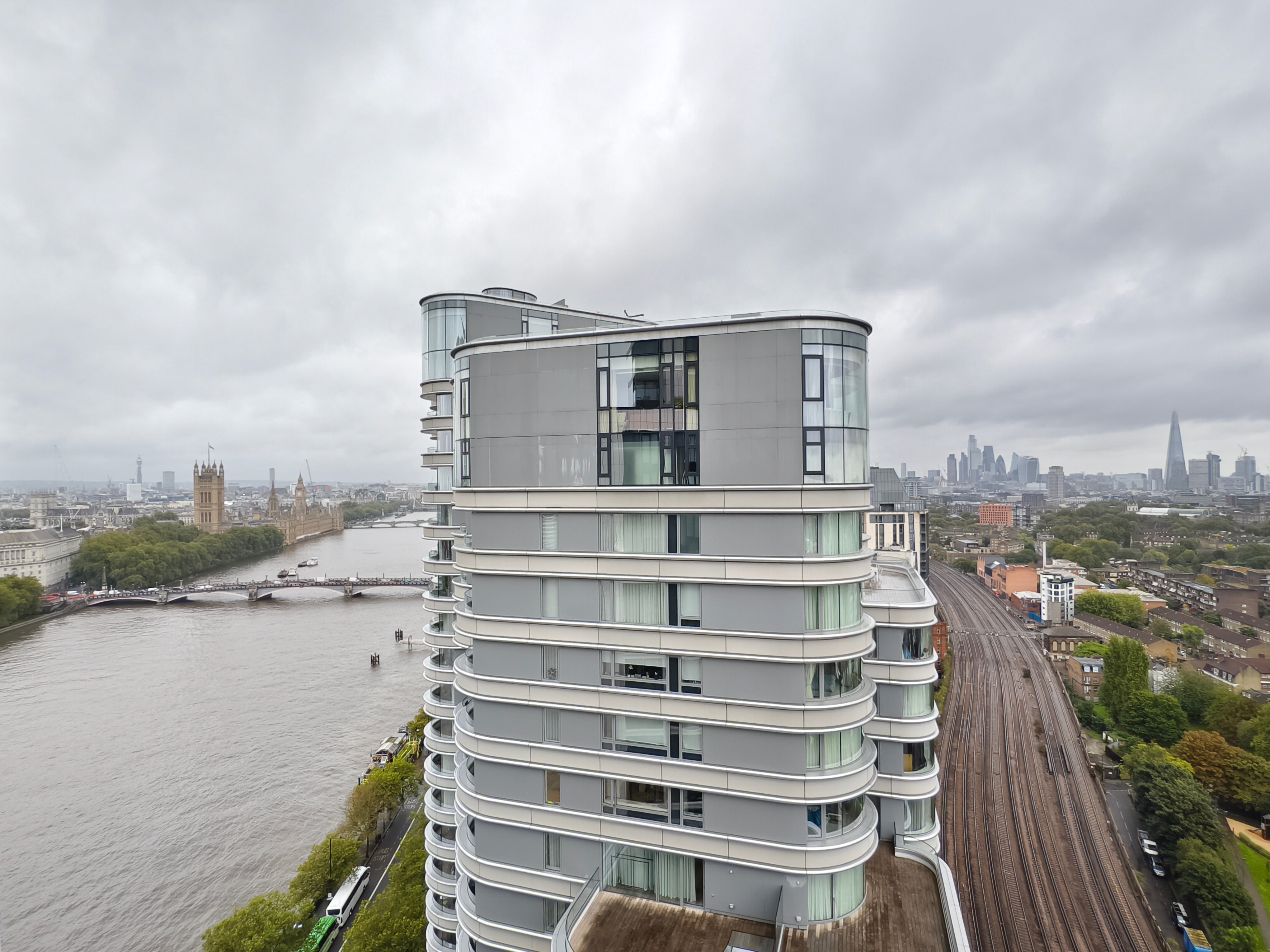 Flat Albert Embankment in Greater London