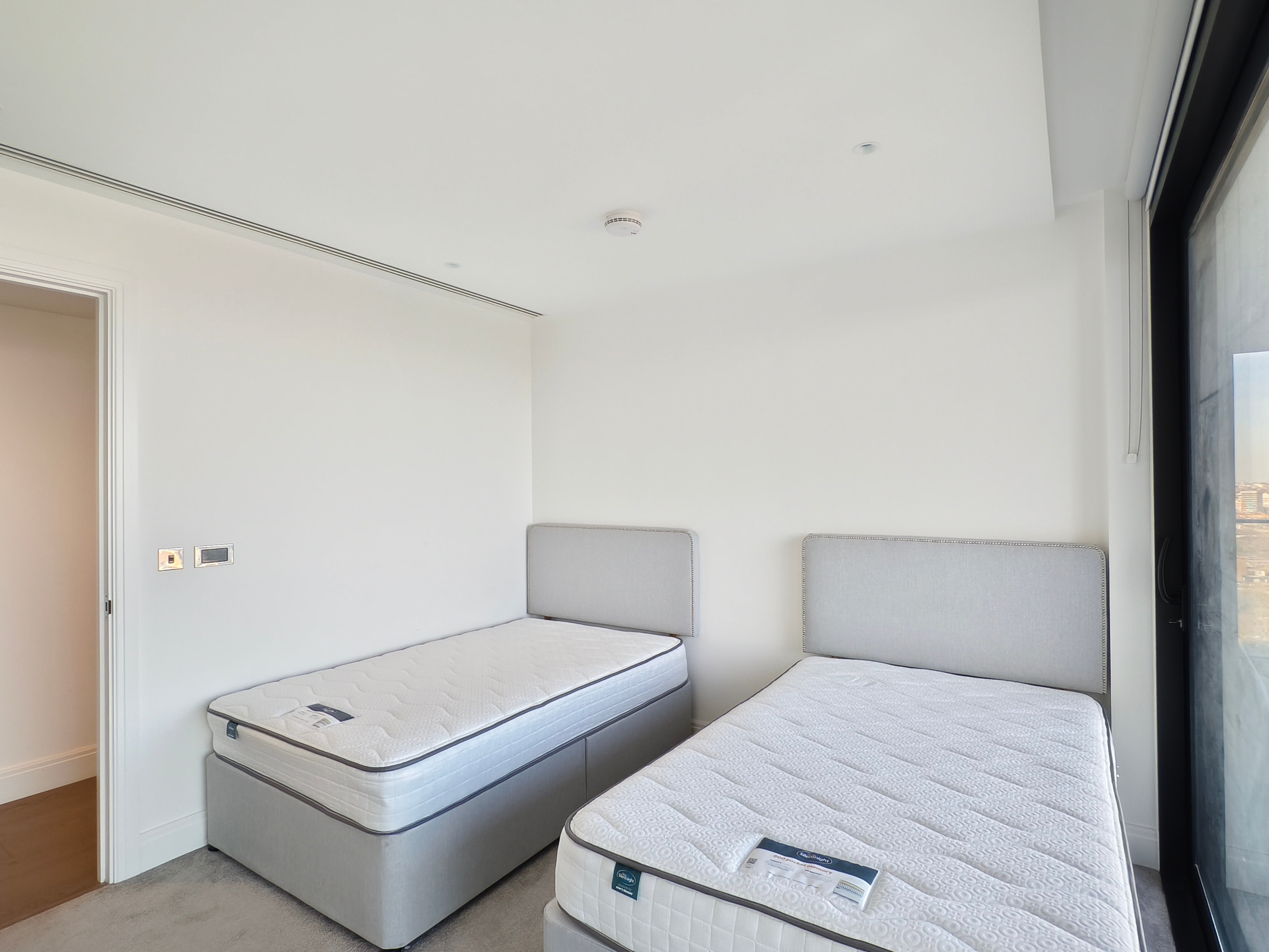 Flat Albert Embankment in Greater London