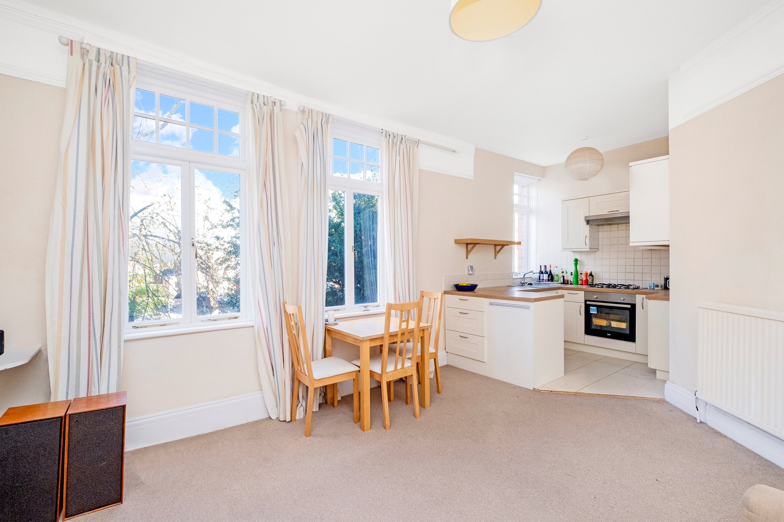 Flat Adelaide Avenue in Greater London