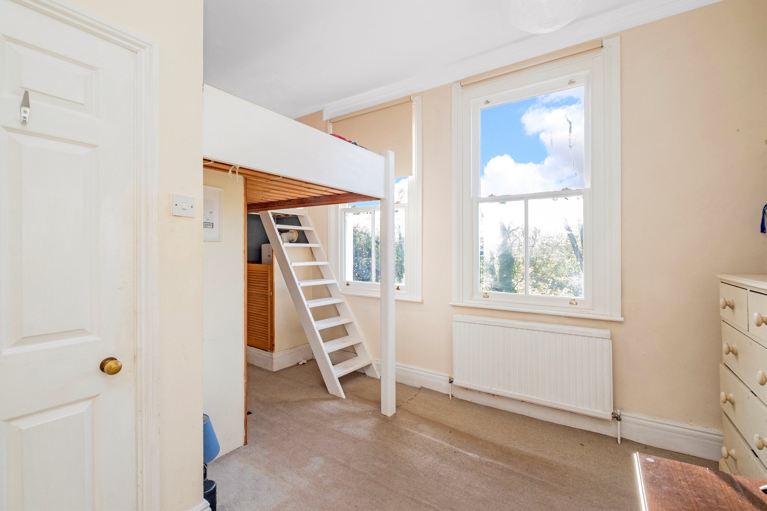Flat Adelaide Avenue in Greater London