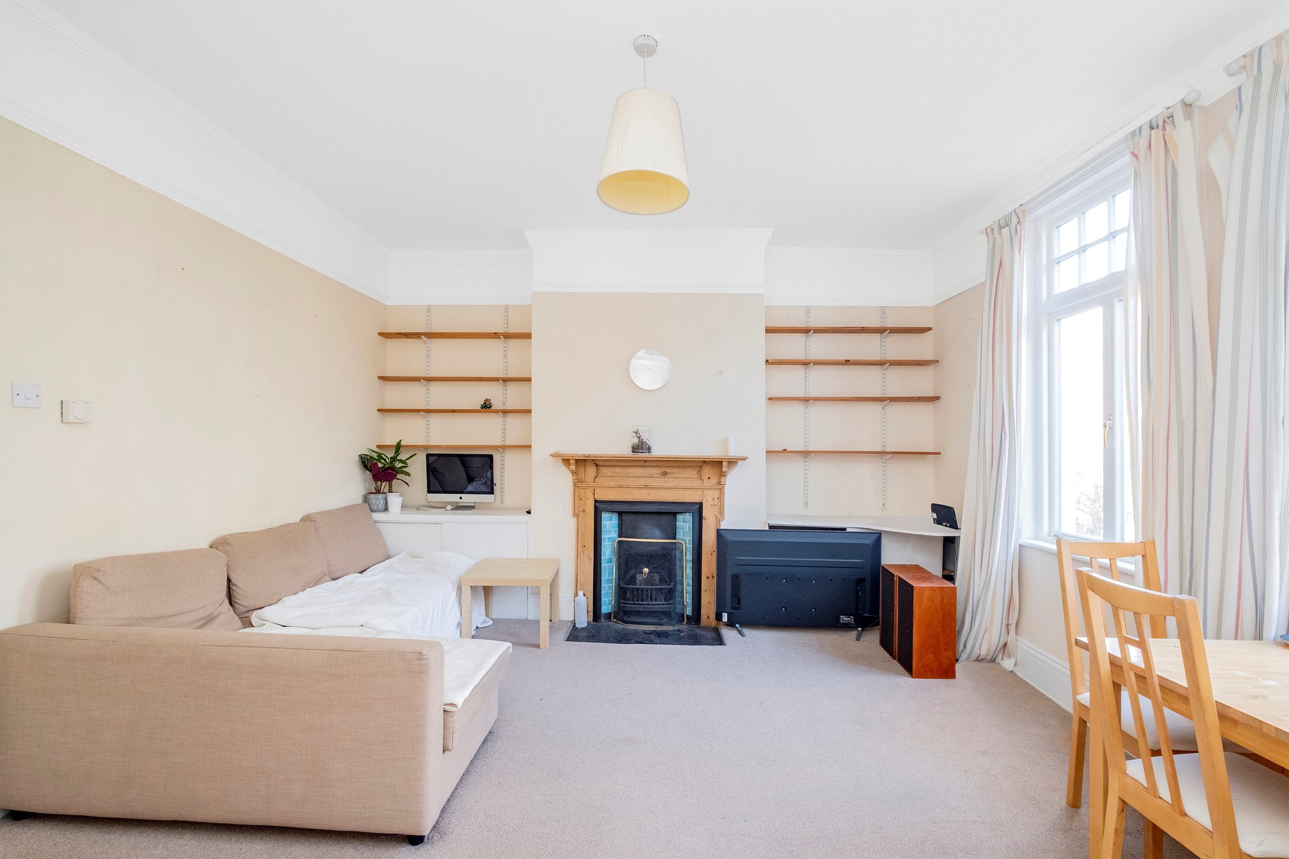 Flat Adelaide Avenue in Greater London