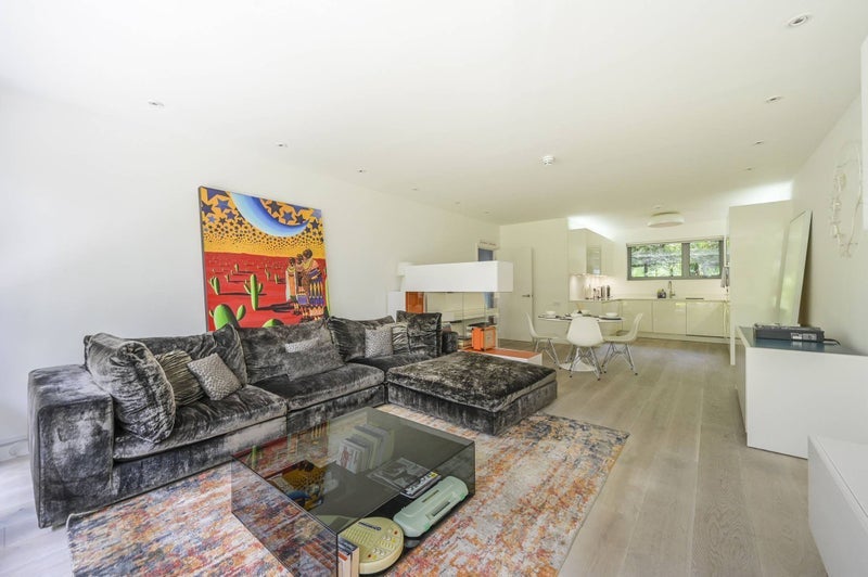 Room Wick Lane in Greater London