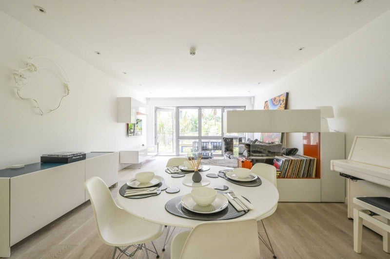 Room Wick Lane in Greater London