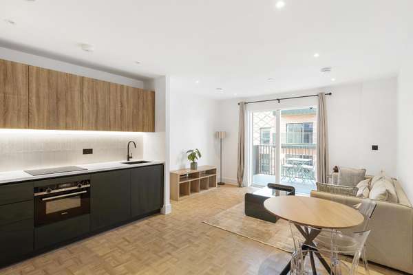 Flat Saint John's Hill in Greater London