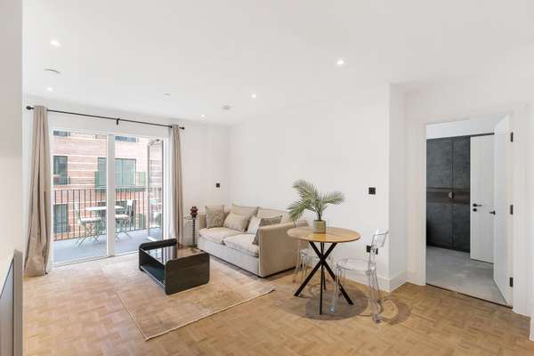 Flat Saint John's Hill in Greater London