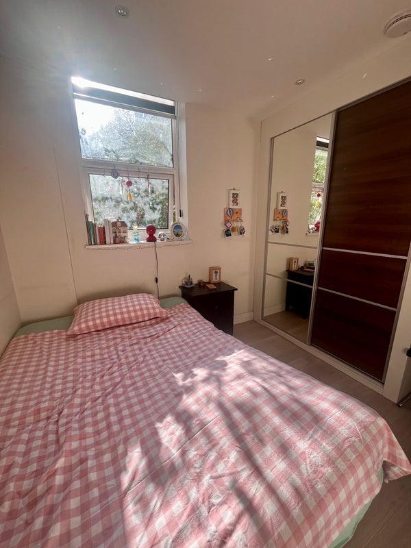 Room Bromyard Avenue in Greater London