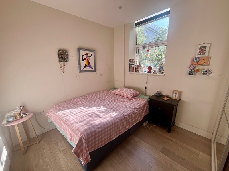 Room Bromyard Avenue in Greater London