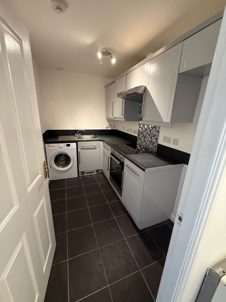 Flat Queens Crescent in Livingston