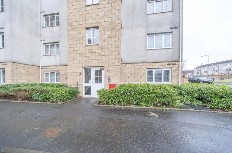 Flat Queens Crescent in Livingston