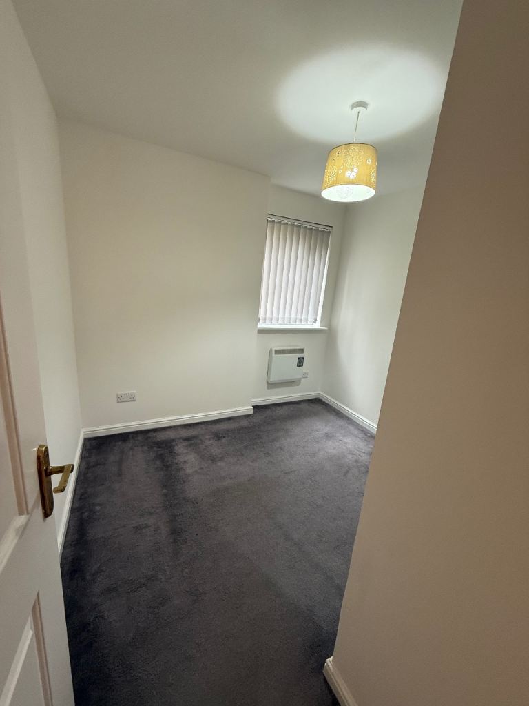 Flat Queens Crescent in Livingston