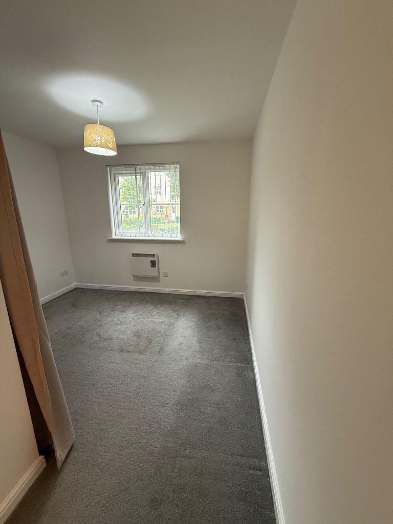 Flat Queens Crescent in Livingston