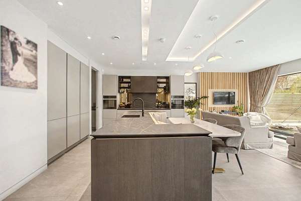 House Hunts Bank in Manchester