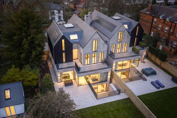 House Hunts Bank in Manchester