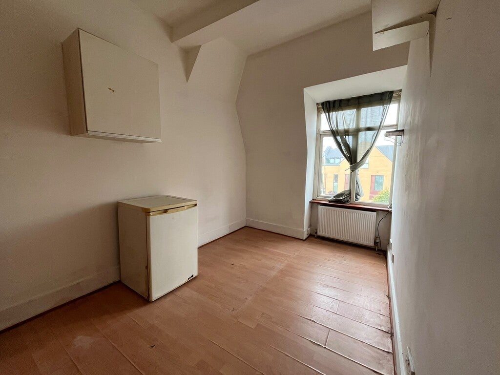 Room High Road in Greater London