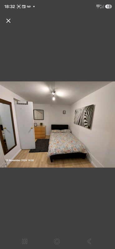 Room Chalk Farm Road in Greater London