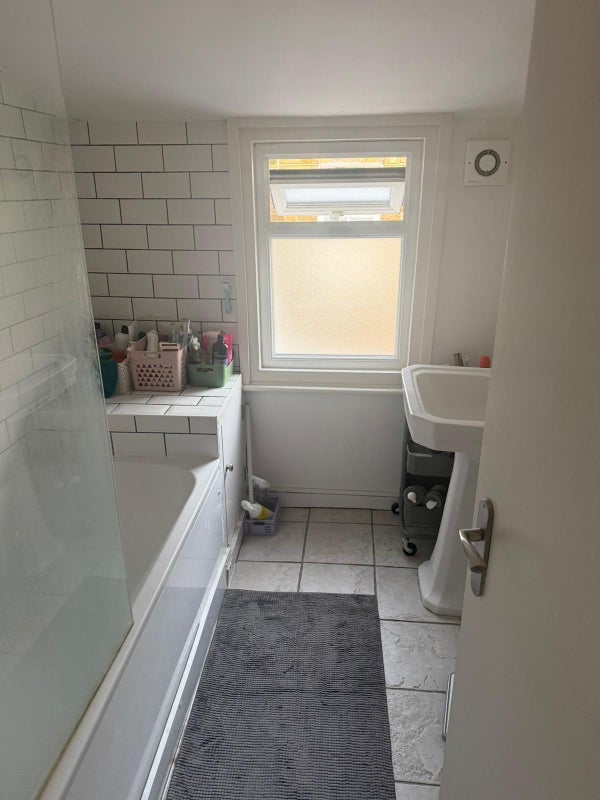 Room Abbeville Road in Greater London