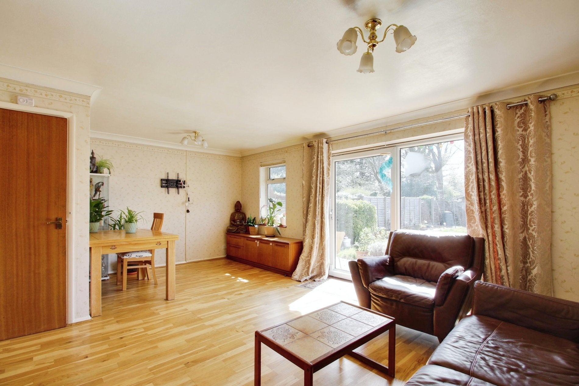 House Fairway Avenue in Greater London
