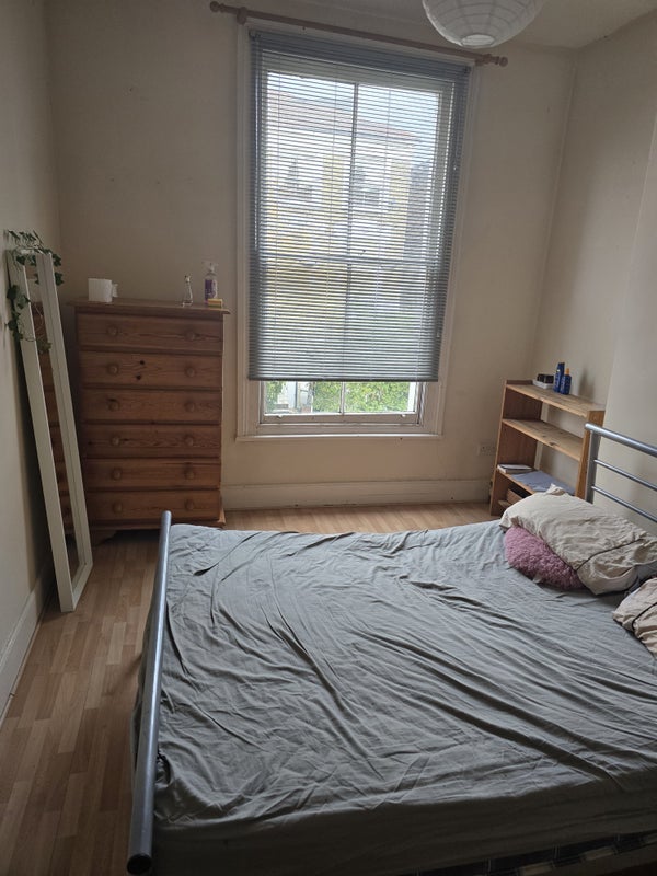 Room Hargrave Road in Greater London