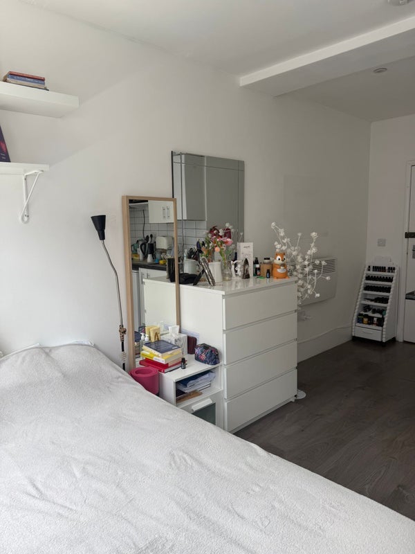 Room Farringdon Road in Greater London