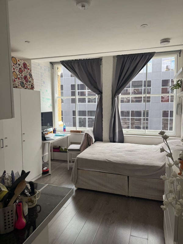 Room Farringdon Road in Greater London