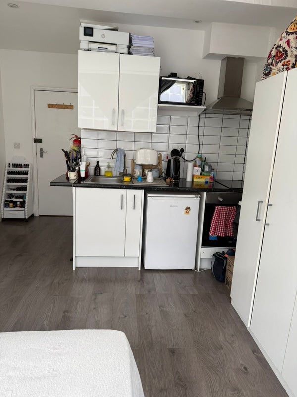 Room Farringdon Road in Greater London