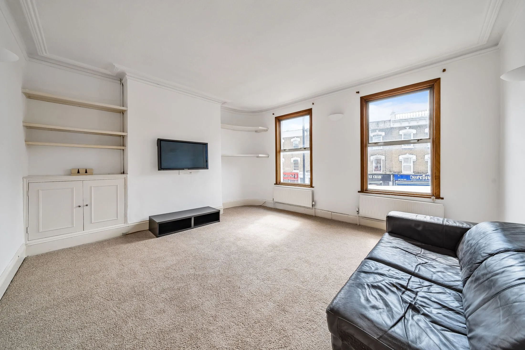 Flat Lavender Hill in Greater London