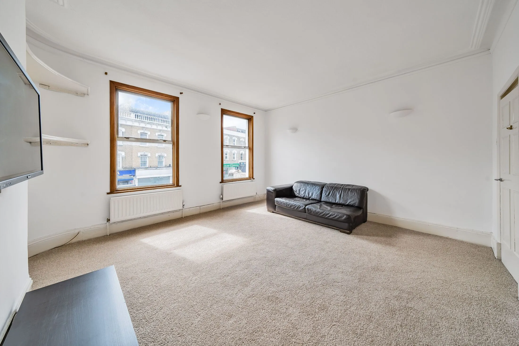 Flat Lavender Hill in Greater London