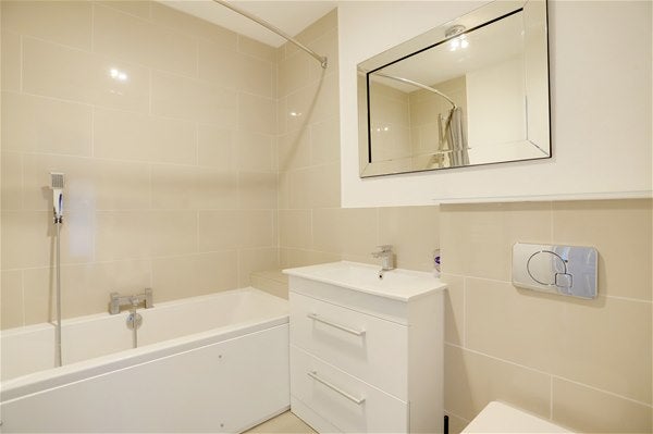 Flat Donovan Place in London
