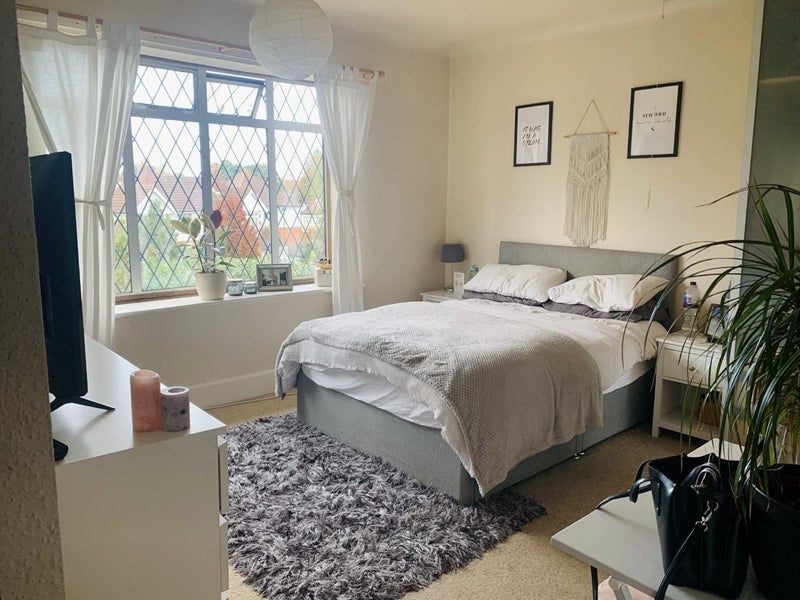 Room Canford Cliffs Road in Poole