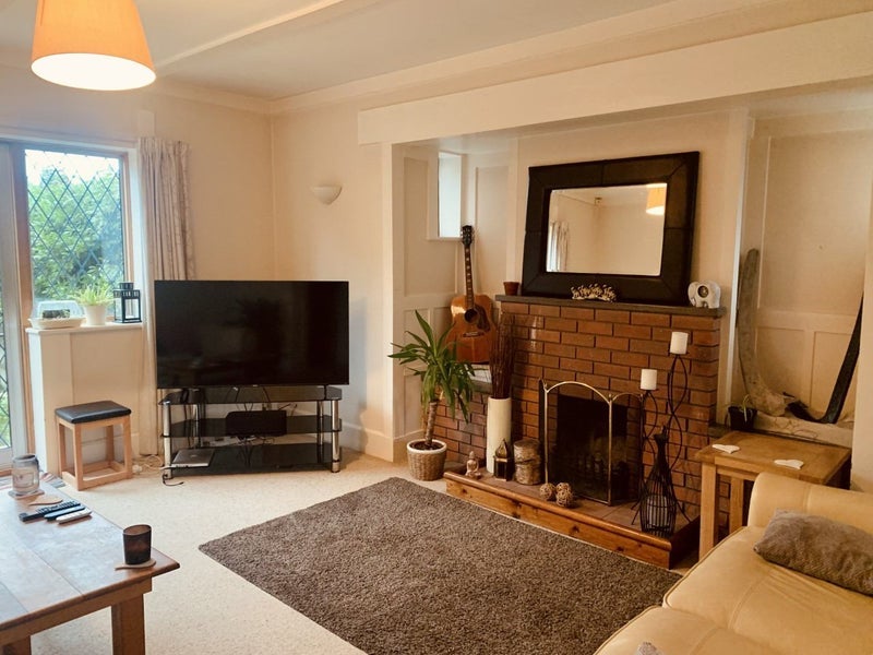 Room Canford Cliffs Road in Poole