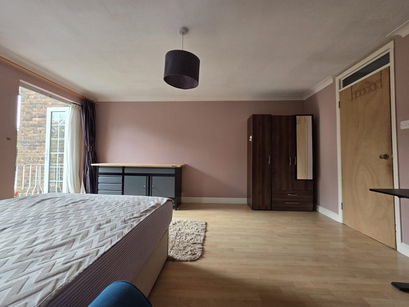 Room Aspen Close in Greater London
